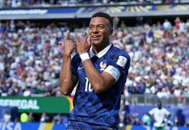 França supera início ruim e vence Senegal por 3 a 1 com show de Mbappé