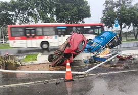 Carro derruba poste e destrói ponto de ônibus em avenida de Maceió