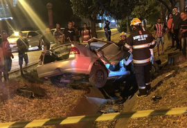 Condutor é arremessado de carro em grave acidente na parte alta de Maceió