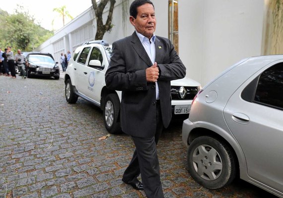 Vice de Bolsonaro viajou em avião de empresário e não declarou ao TSE