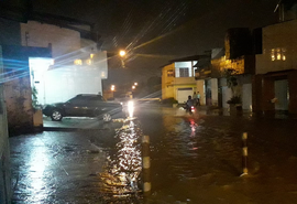 Chuvas constantes causam alagamentos nas ruas da capital alagoana