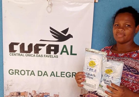 Leite em pó da CPLA é distribuído na Grota da Alegria, em Maceió