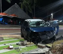 Carro capota na madrugada e fica destruído no bairro da Jatiúca