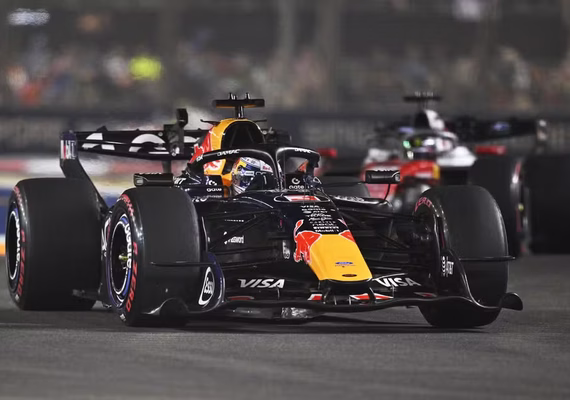 Verstappen vence o GP de Singapura e quebra tabu; Bortoleto abandona