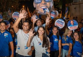 João Folha faz caminhada no bairro do Eustáquio Gomes