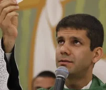 Padre é excomungado após aderir à organização conservadora