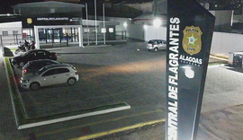 Suspeito de homicídios é flagrado com revólver na janela e acaba preso