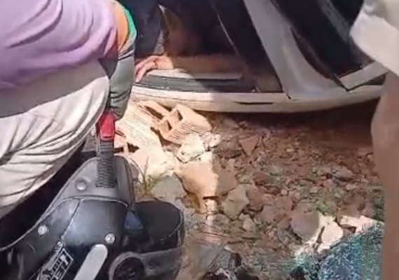 Homem é resgatado com vida após carro capotar em Maceió