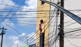 PM resgata criança que caiu do segundo andar e ficou presa em fiação elétrica