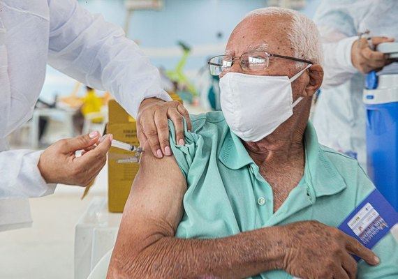 Vacinação de idosos com 79 anos ou mais encerra hoje às 16h