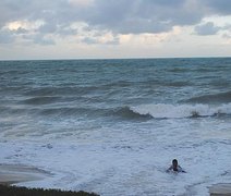 Marinha emite alerta de ressaca e prevê ondas de até 2,5 metros em Alagoas