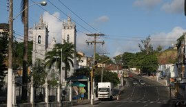 Caminhão perde o controle e bate em carros na Ladeira dos Martírios