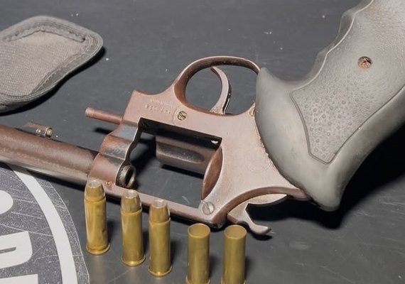 Polícia apreende revólver calibre 38 em patrulha no bairro Ipioca