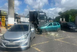 Carro que transportava ovos perde o controle e causa choque entre 5 veículos na Via Expressa