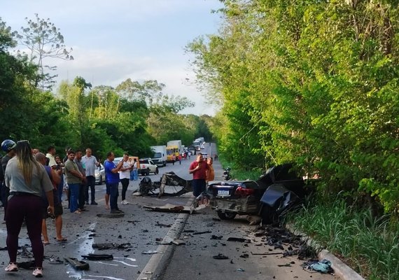 [VÍDEO] Grave acidente entre carreta e carros deixa um morto no interior de AL