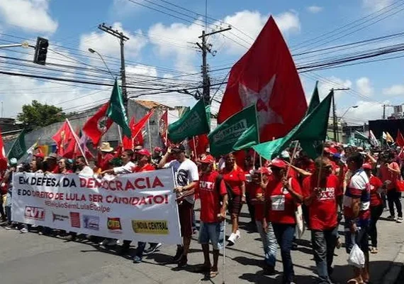 Estudantes do Ifal fazem caminhada em apoio a Lula, em Maceió