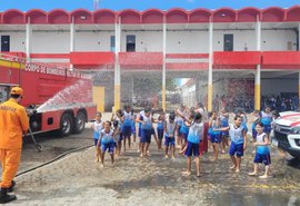 Corpo de Bombeiros recebe visita de 600 crianças em comemoração ao Dia do Soldado