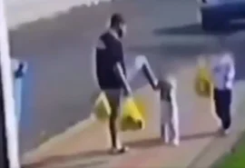Pai que chutou filha é indiciado por tortura e uso de pedaço de madeira