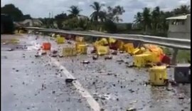 VÍDEO: Carreta tomba e tem carga de cerveja saqueada por populares na BR-101