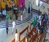 Homem invade altar e tenta atacar bispo: “A condenação dele está próxima”