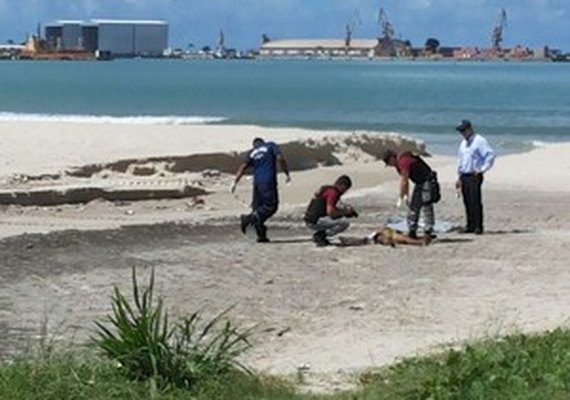 Morador de rua é encontrado morto na Praia da Avenida, em Maceió