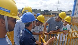 Alunos da UFAL conhecem instalações da Agreste Saneamento