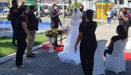 Setor de eventos protesta realizando casamento simbólico no centro de Maceió