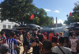 Em protesto por moradia, integrantes do MTST ocupam Praça Dois Leões