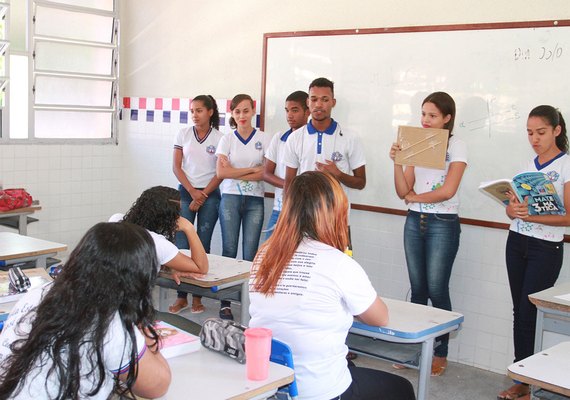 Obras do Governo do Estado beneficiam mais de quatro mil estudantes em Penedo