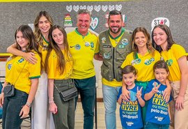 Ao lado da família, Collor vota com grande expectativa de vitória