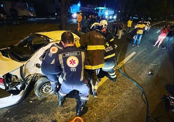 Homem morre e três ficam feridos após colisão e capotamento na Durval de Góes Monteiro