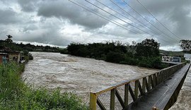 Rio Mundaú sobe e Defesa Civil retira famílias de áreas de risco em Rio Largo