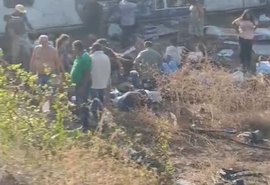 Acidente com ônibus de romeiros deixa 15 mortos, incluindo três crianças, no Sertão de Alagoas