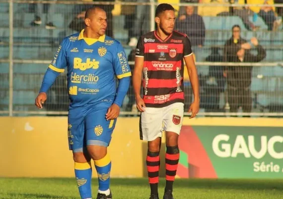 Fora de forma, Walter estreia no Pelotas e vira assunto na web