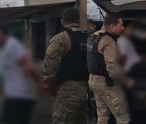 Vídeo mostra desespero de mãe ao ver filho preso em operação em Maceió