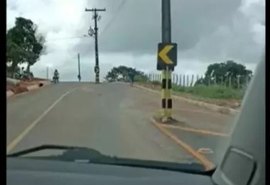 Vídeo: motorista registra postes no meio da pista em rodovia de AL