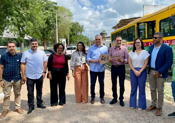 Alfredo Gaspar entrega emenda de R$ 1,7 milhão para compra de ônibus e equipamentos para o IFAL