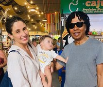 Djavan é visto andando pelas ruas de Maceió