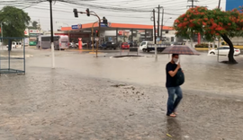 Chuva forte em Maceió causa alagamentos e provoca congestionamento em diversas partes da cidade