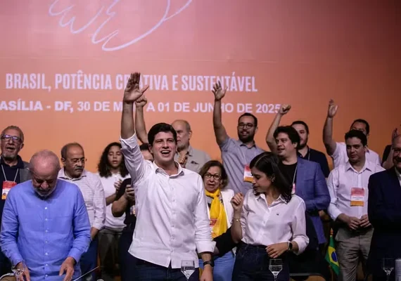 Com presença de Lula e Motta, PSB oficializa João Campos na presidência nacional do partido