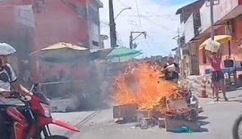Moradores queimam objetos e protestam por falta d'água no Jacintinho