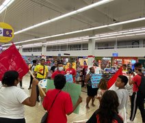 Movimento protesta dentro de supermercado em Maceió contra alta no preço dos alimentos