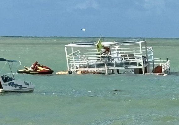 Ondas e ventos fortes podem ser a causa de afundamento de catamarã
