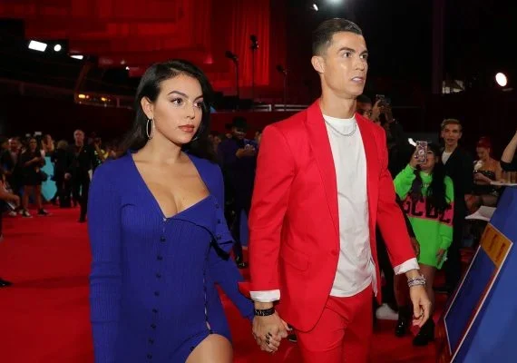 Cristiano Ronaldo anuncia morte de um dos filhos gêmeos