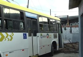 Ônibus sai da pista e atinge quiosque em avenida de Maceió