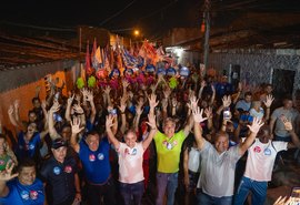 Rafael Brito destaca transporte gratuito em caminhada pelos conjuntos Rosane Collor e Colina 2