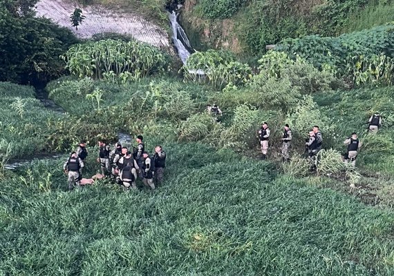 VÍDEO: Dupla de assaltantes é presa dentro de açude do conjunto Salvador Lira