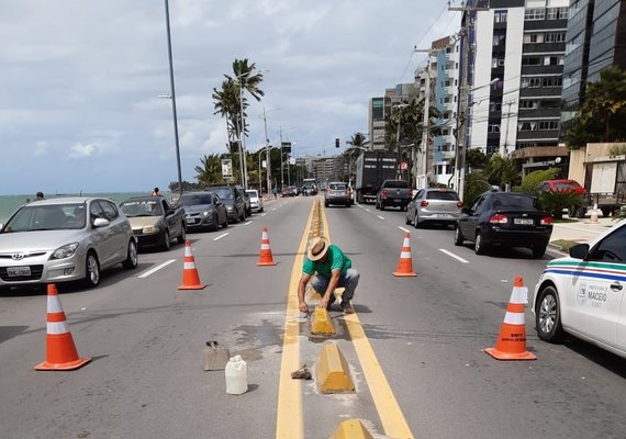 SMTT realiza manutenção de prismas de concreto em Maceió