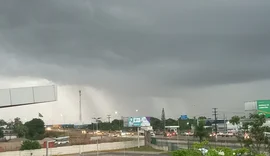 Chuva forte pega arapiraquenses de surpresa e causa transtornos na cidade