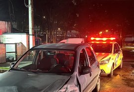 Homem tenta fugir após assalto, bate carro em outro veículo e é preso em Maceió